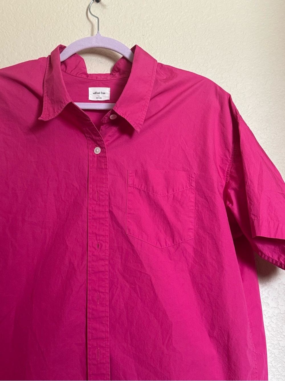 Wilfred Free Short-Sleeve Button-Down Shirt in Bright Pink Oversized Cotton - Picture 3 of 7